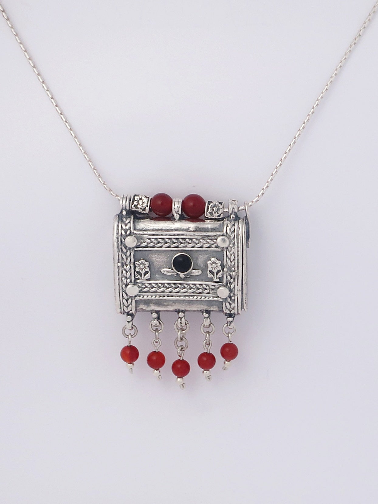 C33.3- Square Box Pendant with Opening Cap with Garnet/Onyx Stone