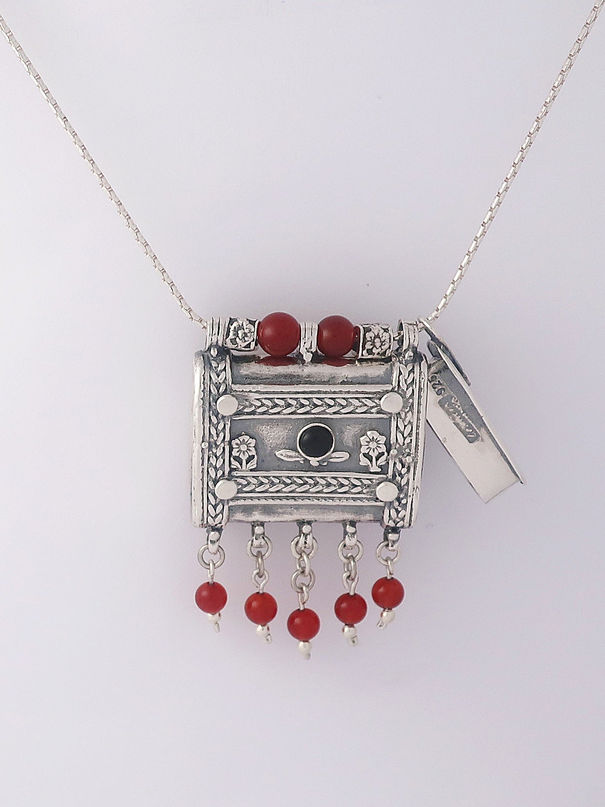 C33.3- Square Box Pendant with Opening Cap with Garnet/Onyx Stone