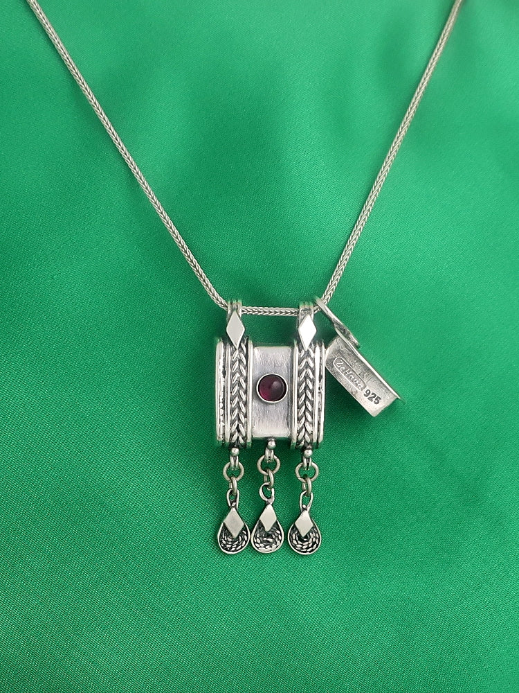C44- Square Box Amulet with Opening Cap with Amethyst/Garnet/Onyx Stone