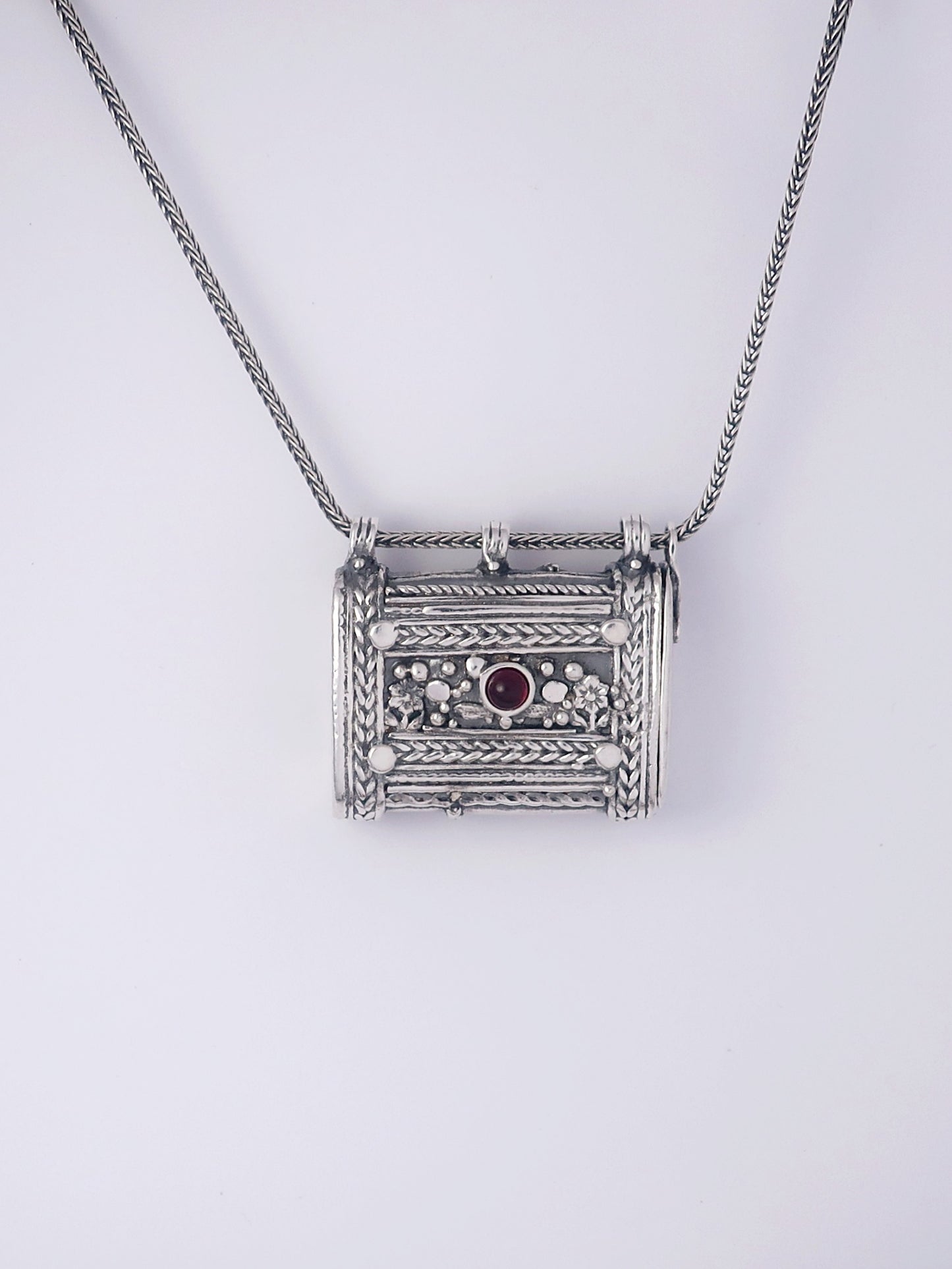 C34- Square Box Pendant with Opening Cap with Onyx/Garnet Stone