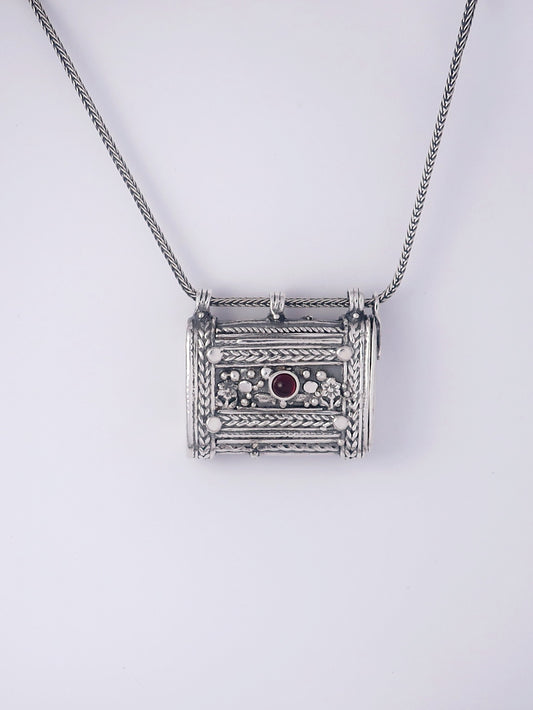 C34- Square Box Pendant with Opening Cap with Onyx/Garnet Stone
