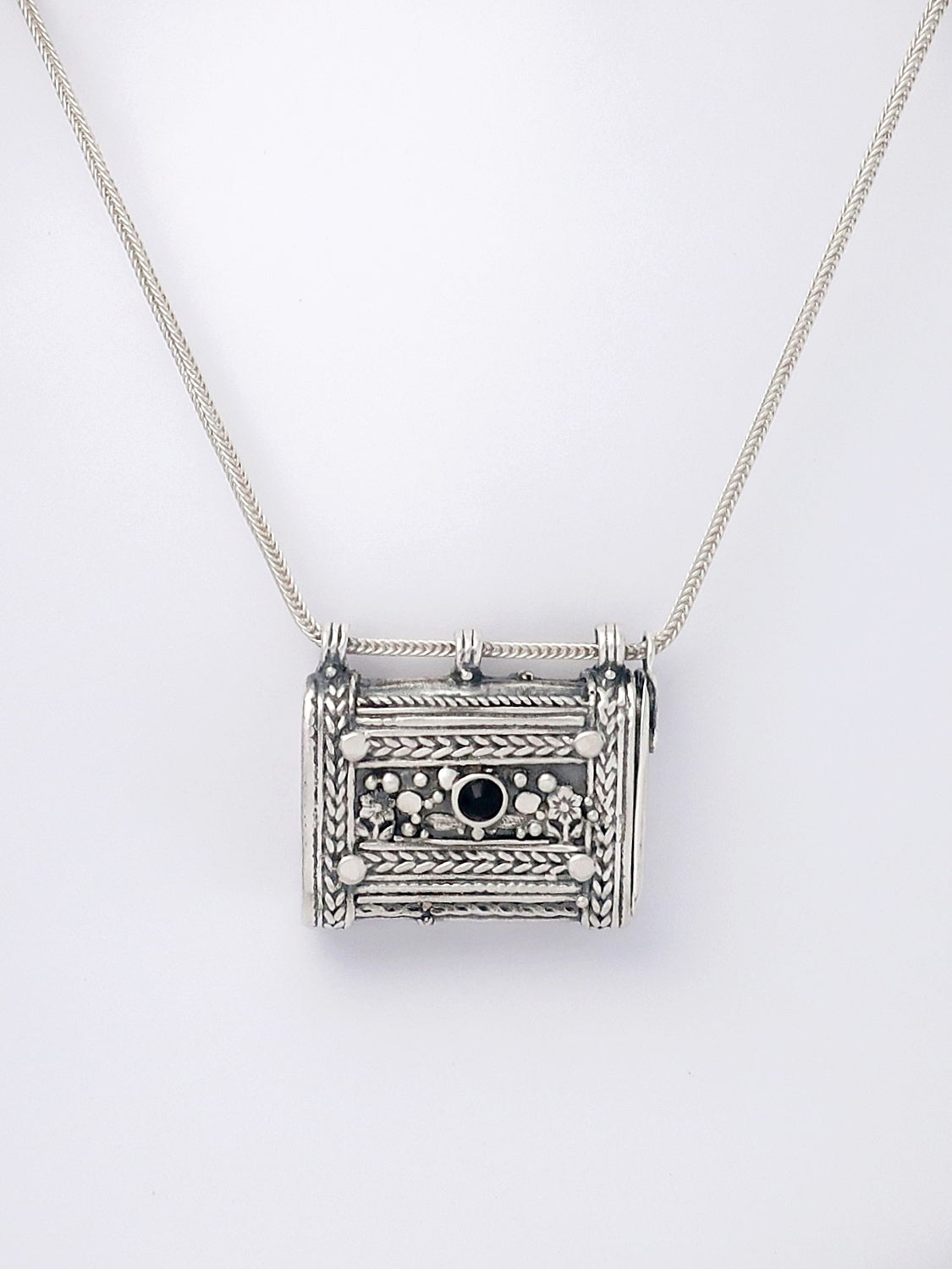 C34- Square Box Pendant with Opening Cap