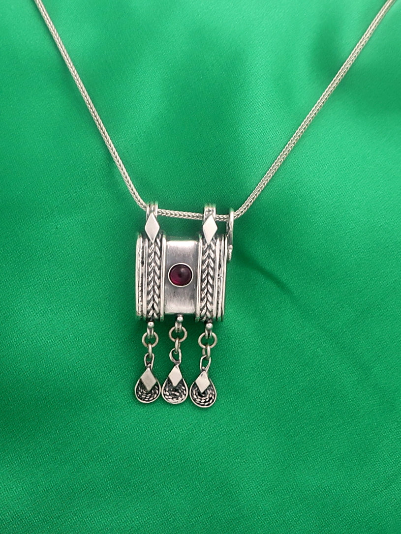 C44- Square Box Amulet with Opening Cap with Amethyst/Garnet/Onyx Stone